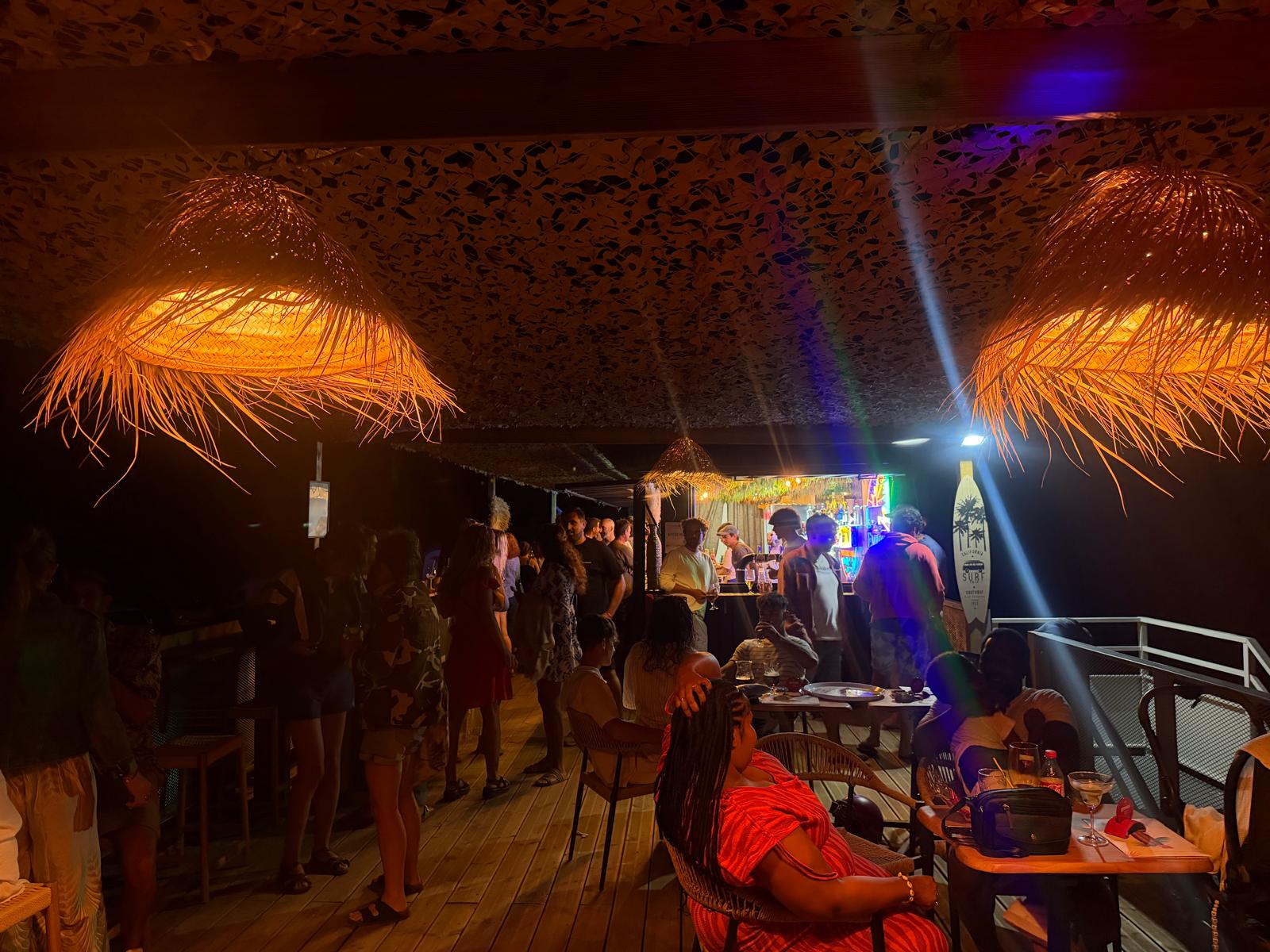 Ambiance de soirée aux Embruns, suspensions en paille et lumières de scène