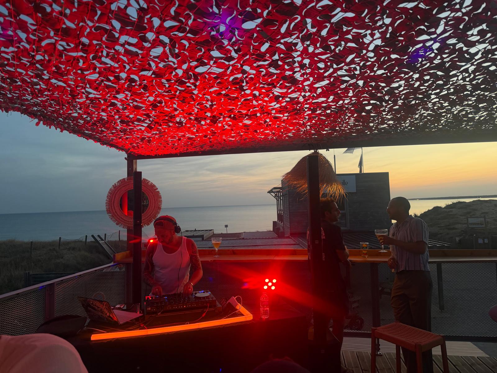 La nuit tombe au bar Les Embruns