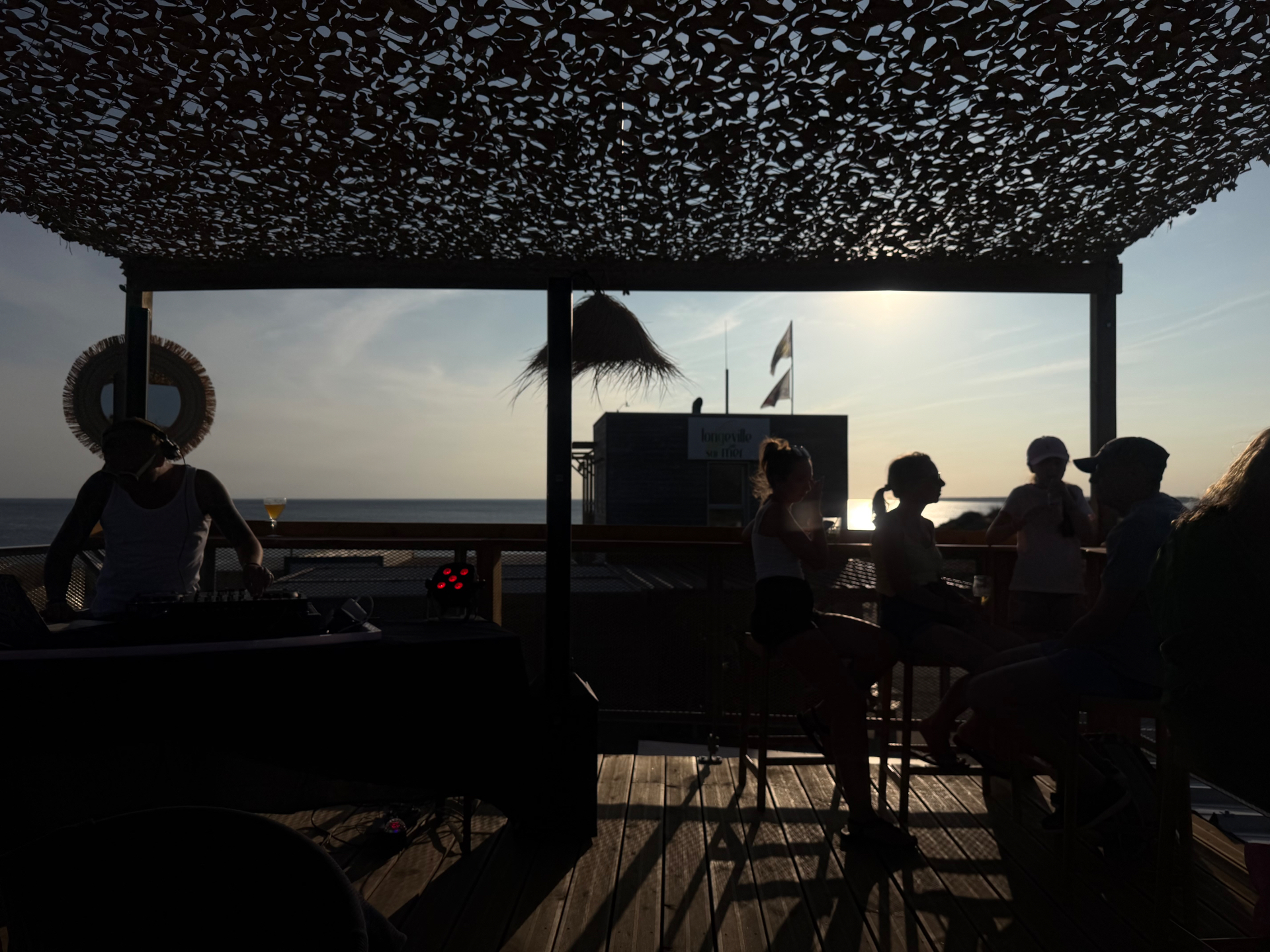 DJ set au coucher de soleil sur la terrasse des Embruns