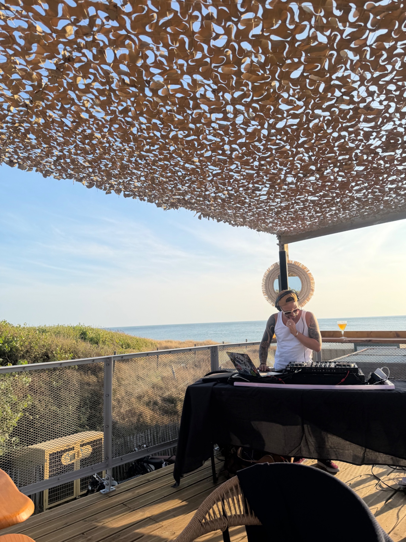 DJ derrière ses platines face à l'océan Atlantique