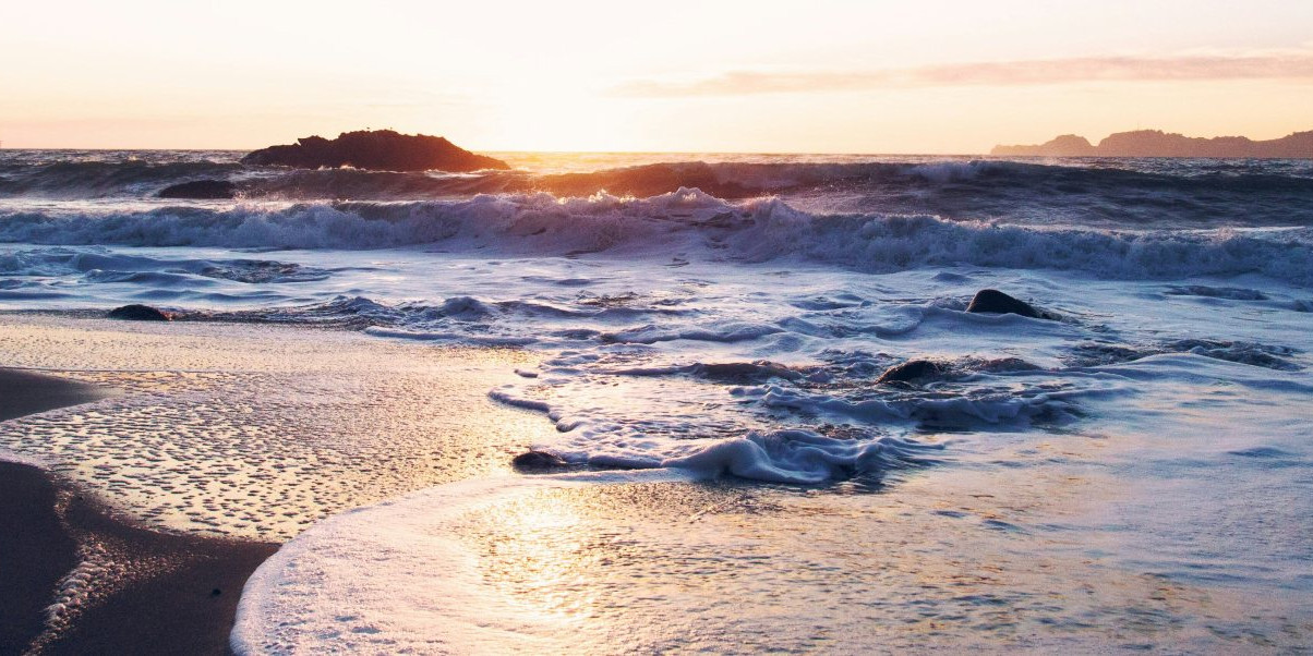 Vagues de la plage des Conches au coucher de soleil
