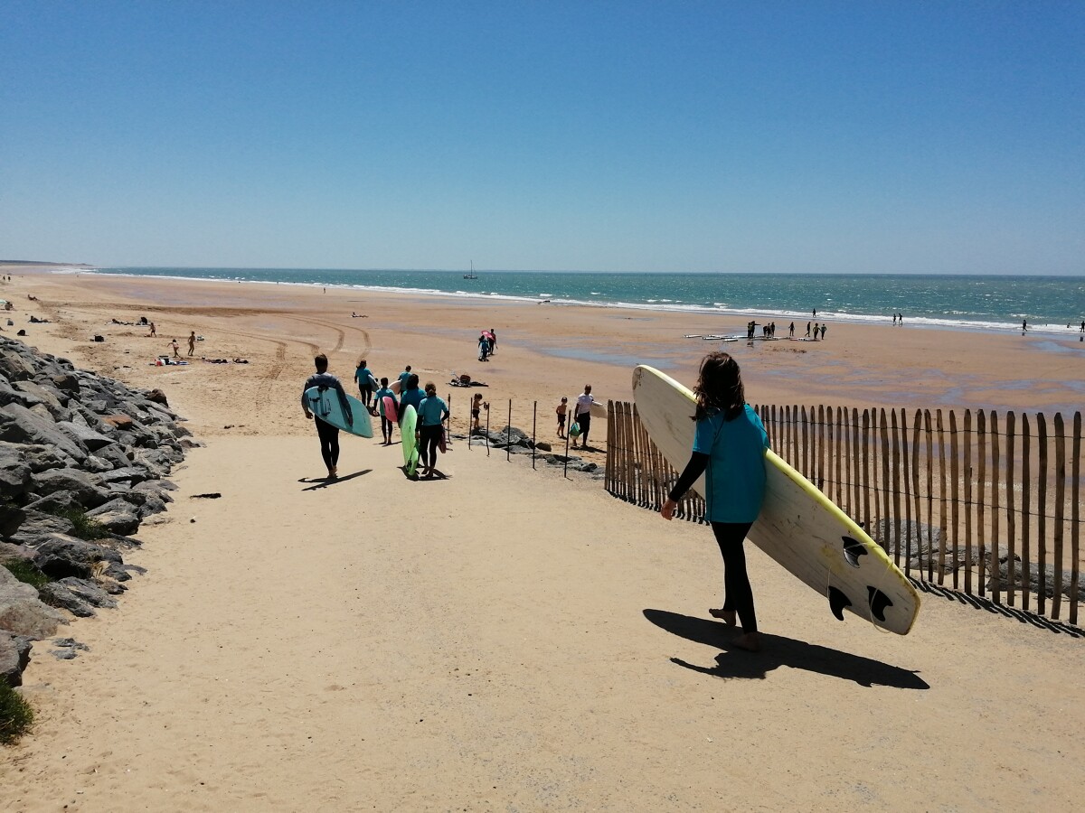 Surfeurs sur la plage des Conches