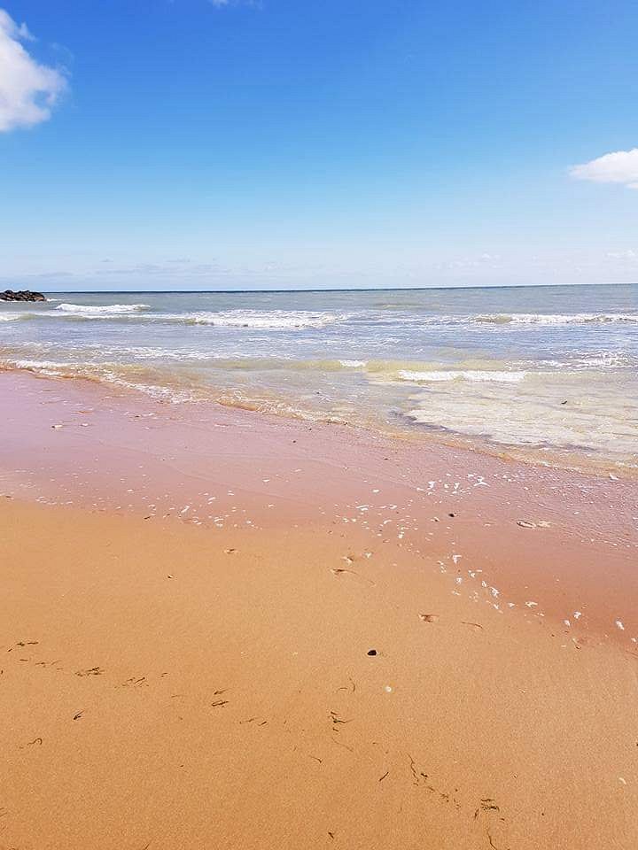 Sable doré et écume sur la plage des Conches